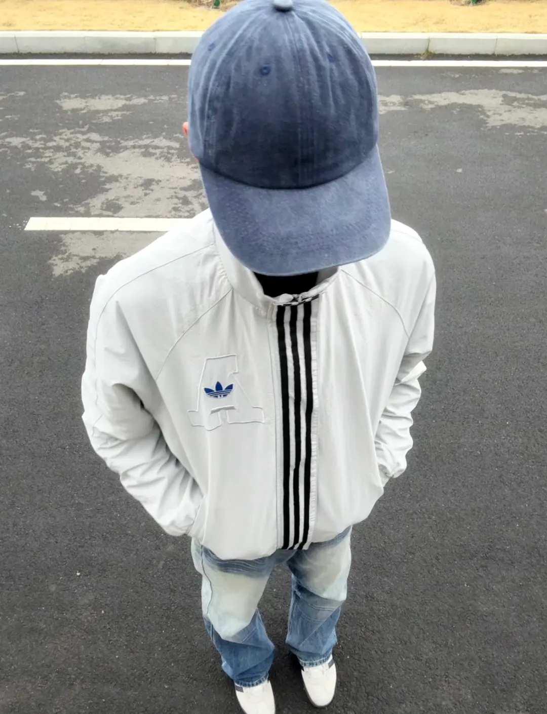 No watermark upper body renderings📝𝟭𝟬𝟴𝟲𝟯#Exclusive real shot/difference between various stolen pictures and online version on the market [𝗔𝗱𝗶𝗱𝗮𝘀Adidas Clover Stand Collar Jacket] Same Style Couple Men's and Women's Jacket! Windbreaker, loose-fit jacket, youth coat, loose-fit college style, easy to control) ✅Adidas/Adidas clover men's jacket, women's coat, loose-fit jacket, spring and summer three-stripe stand-up collar men's and women's Same Style couple's jacket, sales have been leading! ! Ningbo Shenzhou provides fabrics, one-to-one customization! ✅Adidas Classic three-stripe splicing design is used on both sides of the chest. The main Adidas Classic logo is printed on the chest. The fabric is made of micro-nano anti-UV fabric, which is light, comfortable, Breathable and easy to carry. The interior is lined with mesh cotton and the texture is very good. In fact, it can be worn in all three seasons: spring, summer and autumn! ! And don’t worry about the quality, this batch of goods is obtained through special channels, exclusively for the official website! ! Recommend with confidence, sell with confidence! A product with basically zero after-sales service! ! ❤️ins/ / Hot Sale sun protection clothing, oversize, unisex style, loose Versatile, can be worn by boys and girls, better paired with couple outfits, super Versatile, in the hot summer, paired with such a skin clothing, the upper body is comfortable and cool, while maintaining comfort and fashion sense. ✅Complete three standards! Perfect Quality! Size: 𝗦-𝗫𝗫𝗟 (loose fit) Color: Gray